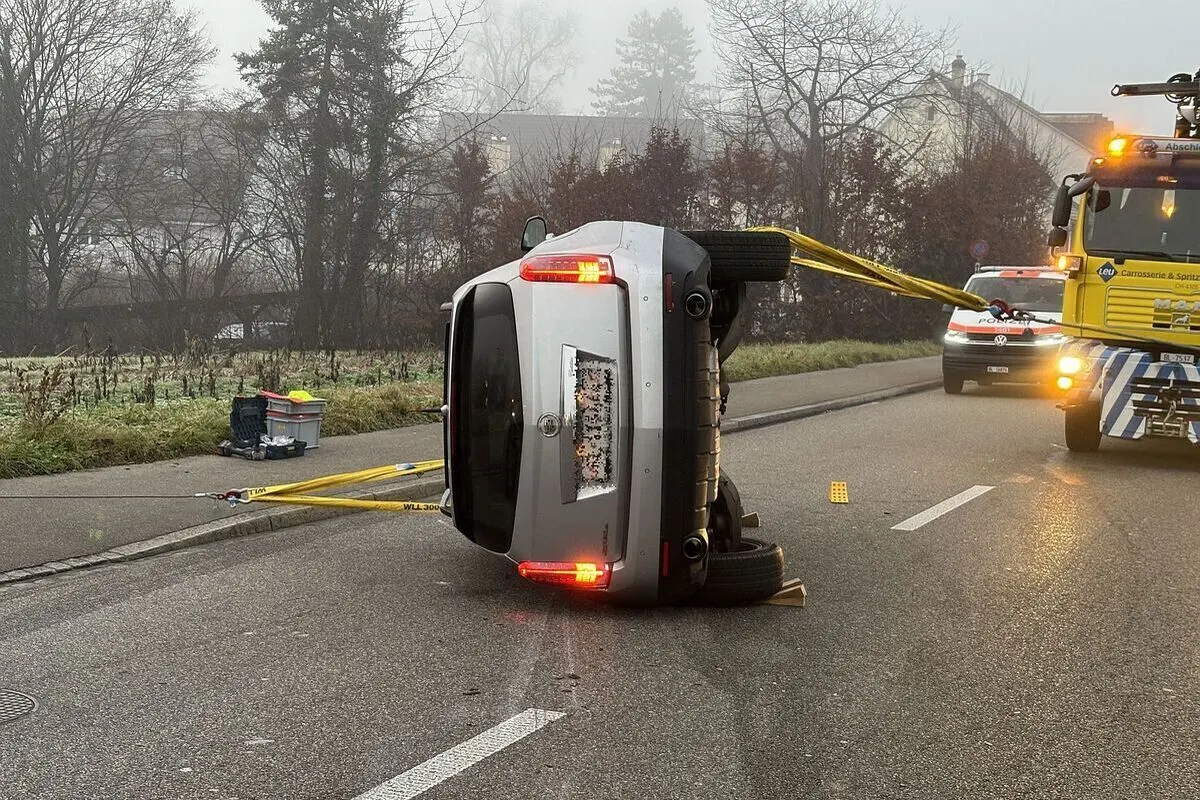 Bottmingen BL – Auto kippt nach Unfall 