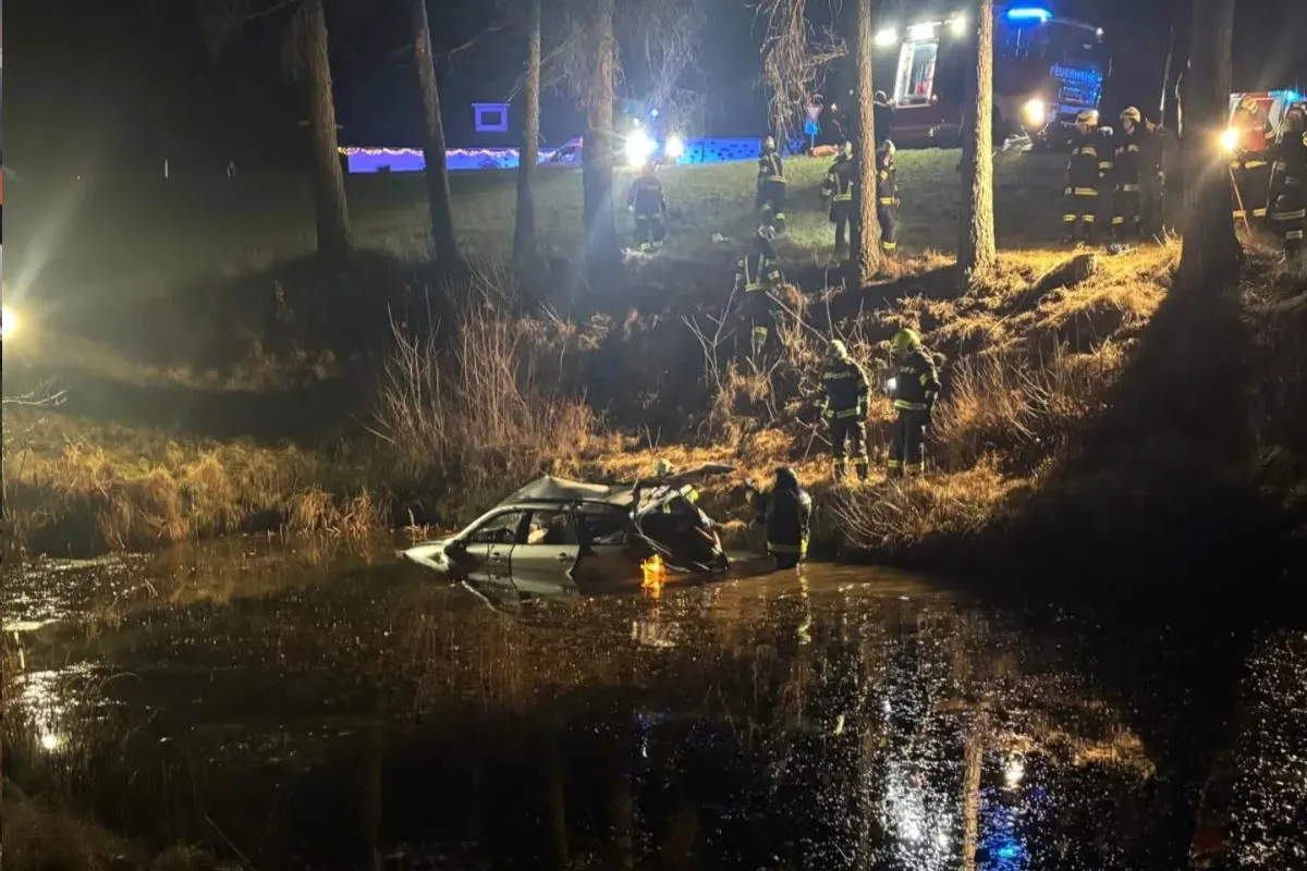 Helfenberg – Auto überschlägt sich und landet in Teich