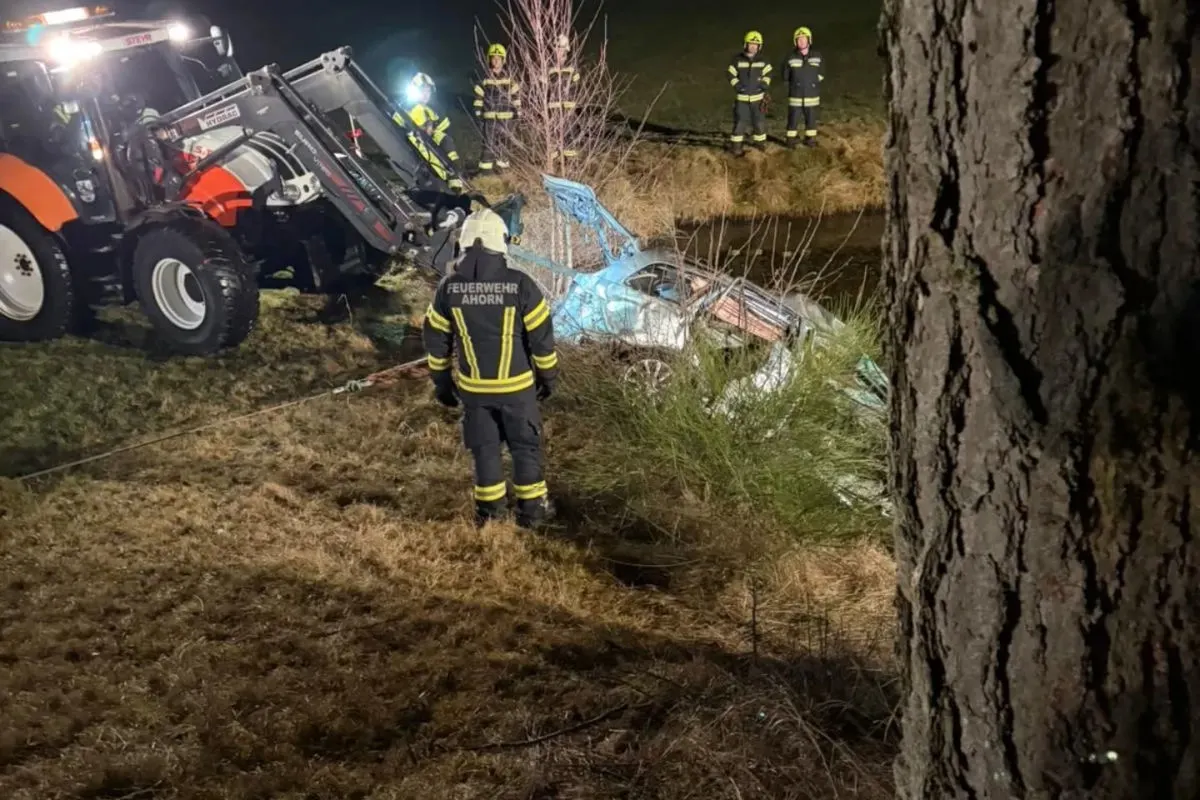Helfenberg – Auto überschlägt sich und landet in Teich