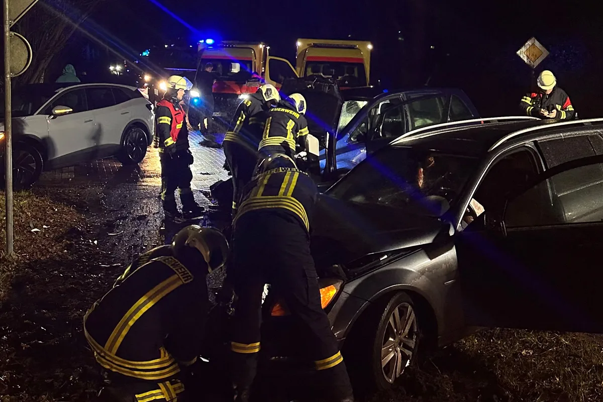 Aurich – Zwei Verletzte nach Verstoß gegen Vorfahrt