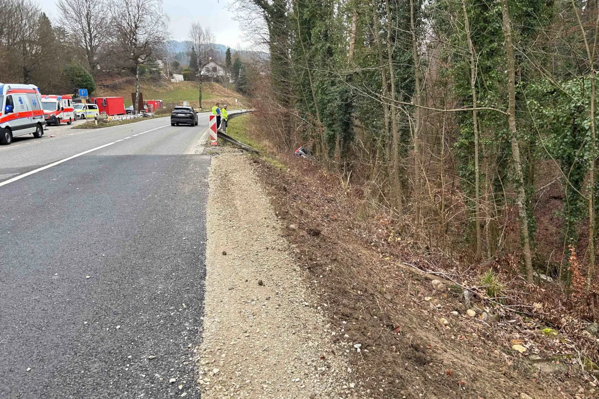 Unfall in Brugg AG – Auto fährt Böschung hinab