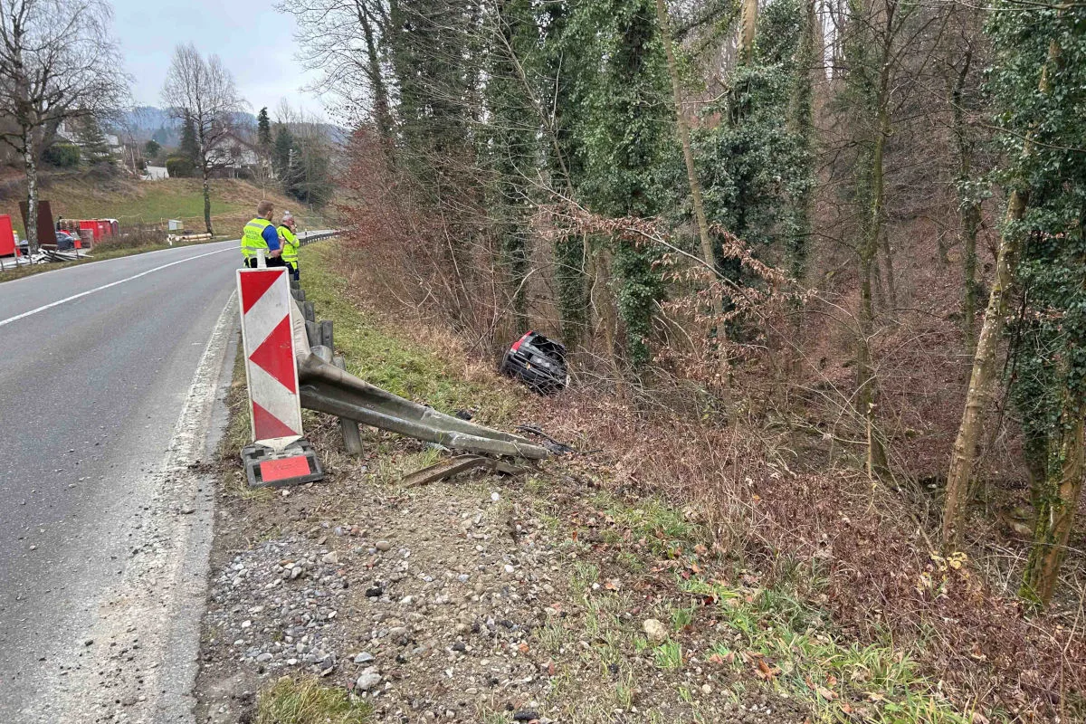 Unfall in Brugg AG – Auto fährt Böschung hinab