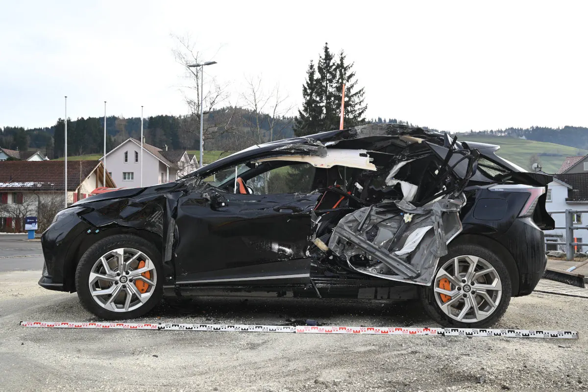 Wald-Schönengrund AR – Unfall zwischen Bagger und Auto