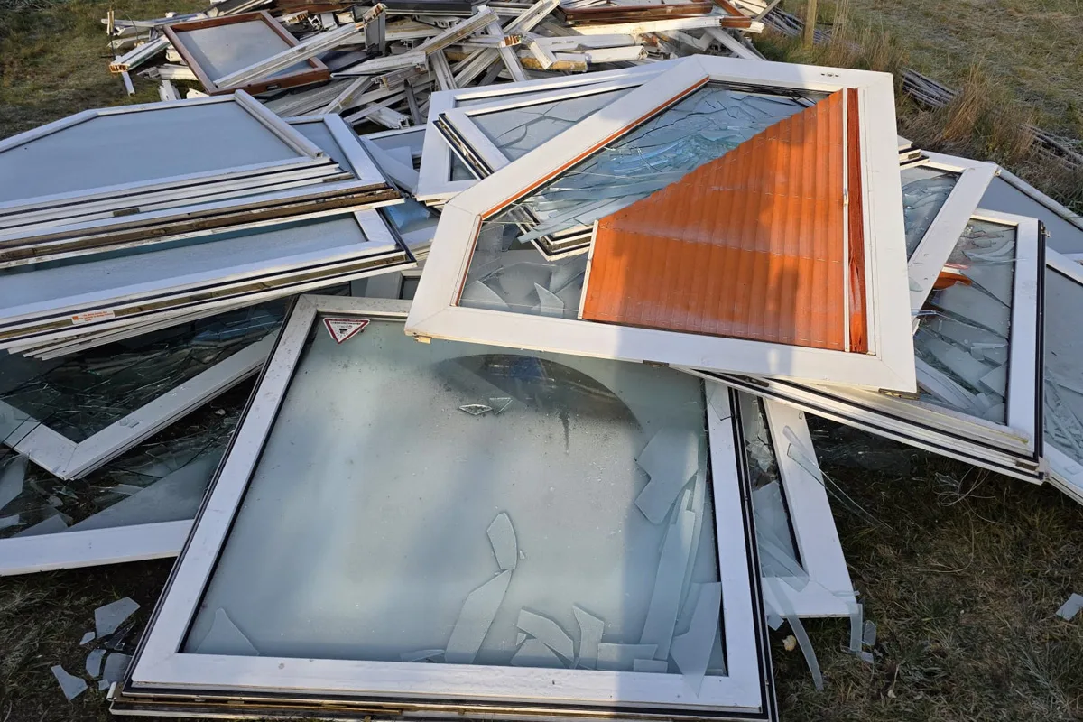 Horneburg – Unbekannte laden alte Fenster in Feldmark ab