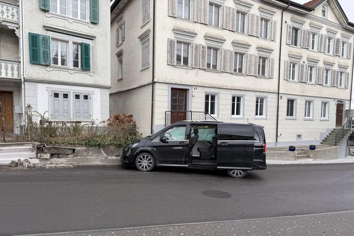 Walzenhausen AR – Mit Kleinbus verunfallt