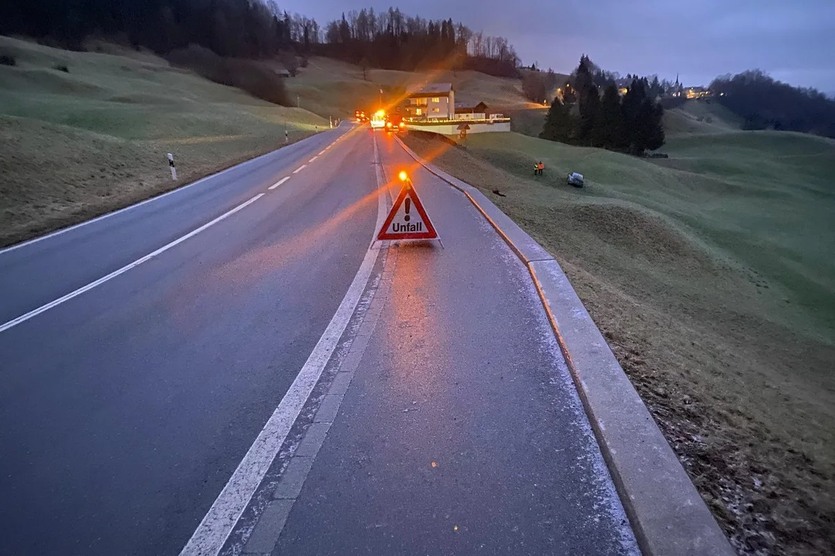 Baar ZG – Selbstunfall auf nasser Fahrbahn