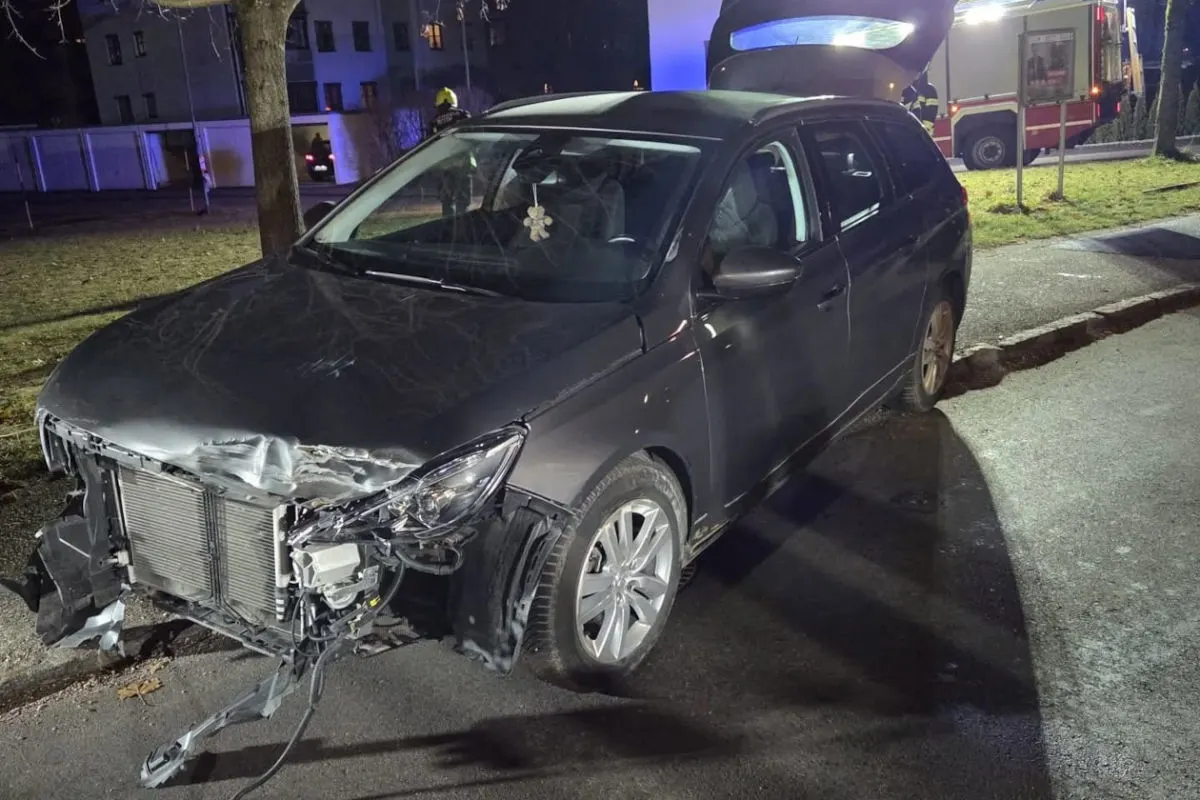 Unfall in Ebensee – Auto prallt gegen Zug am Bahnübergang