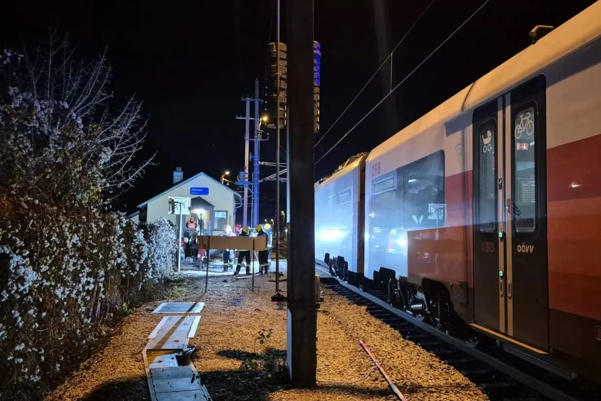 Unfall in Ebensee – Auto prallt gegen Zug am Bahnübergang