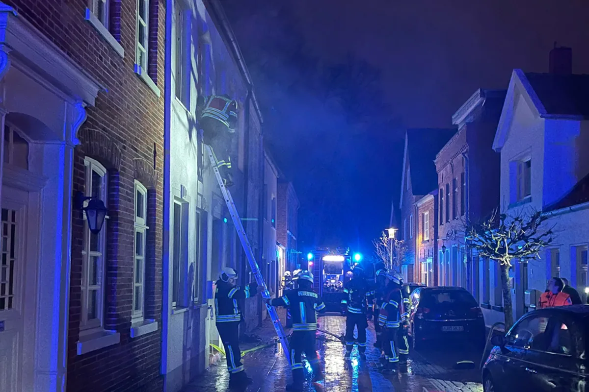 Aurich – Menschenrettung nach Brand einer Wohnung
