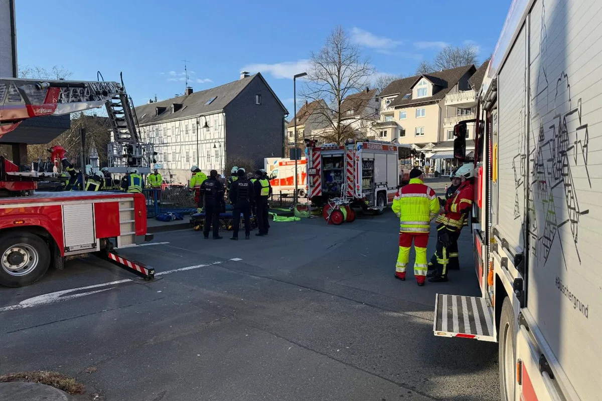 Freudenberg – Pkw stürzt nach Unfall 2 Meter in Flussbett