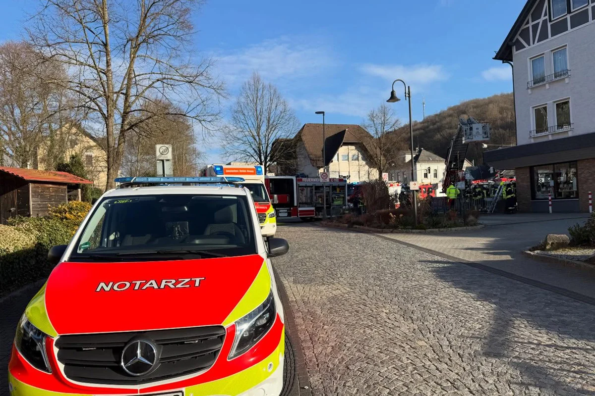Freudenberg – Pkw stürzt nach Unfall 2 Meter in Flussbett