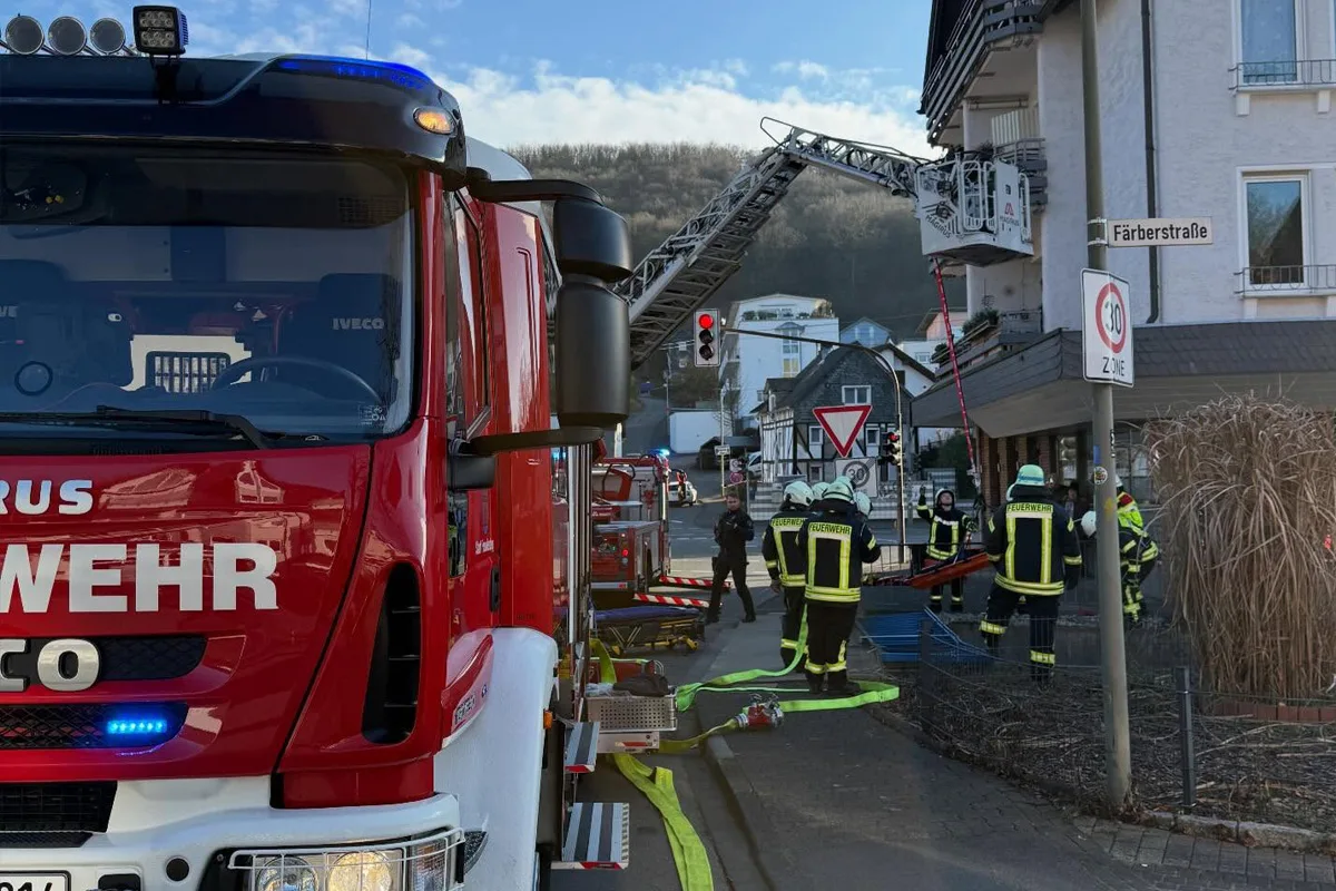 Freudenberg – Pkw stürzt nach Unfall 2 Meter in Flussbett