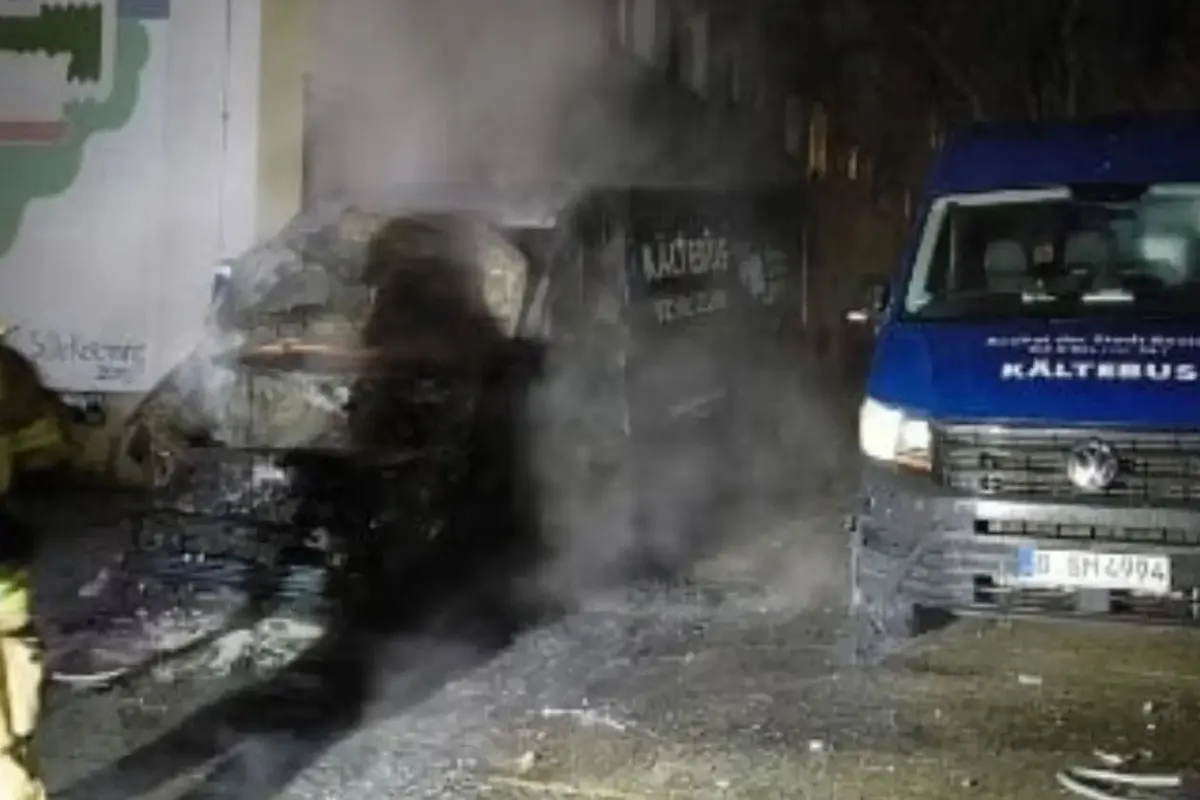 Berlin-Mitte – Dritter Kältebus in Brand gesetzt 