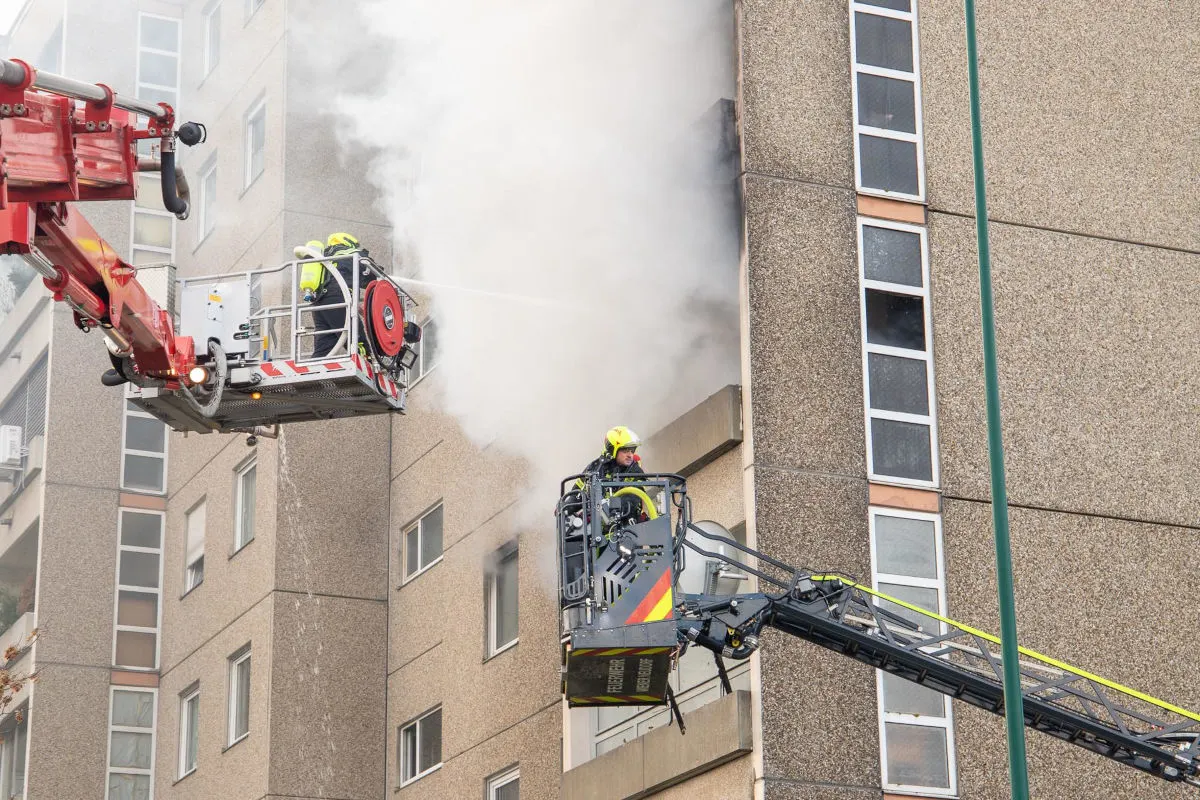 Wiener Neudorf – Brand greift auf Fassade und Nachbarwohnung über