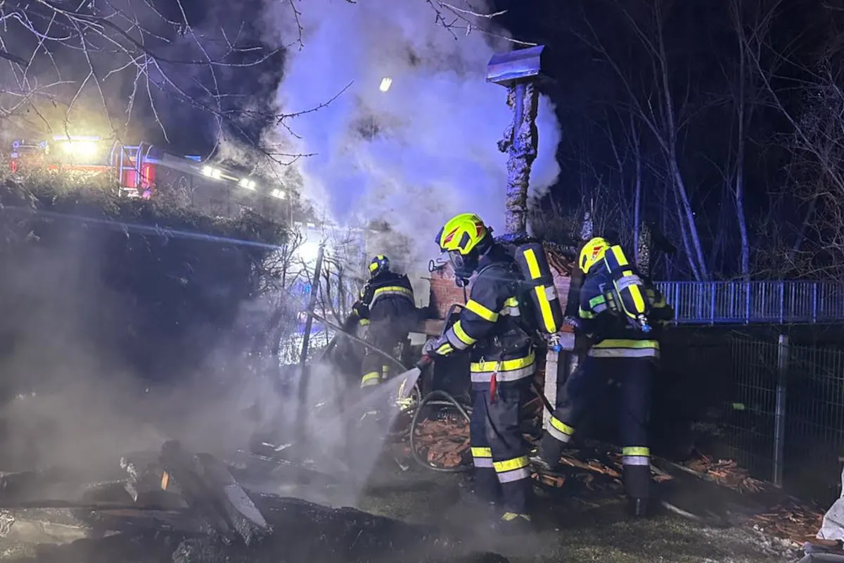 Leoben – Outdoor-Pizzaofens gerät in der Nacht in Brand