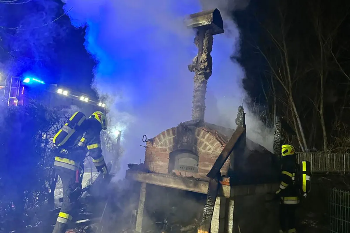 Leoben – Outdoor-Pizzaofens gerät in der Nacht in Brand