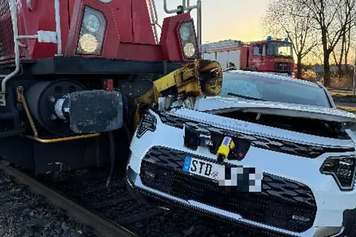 Stade – Güterzug erfasst Pkw an Bahnübergang