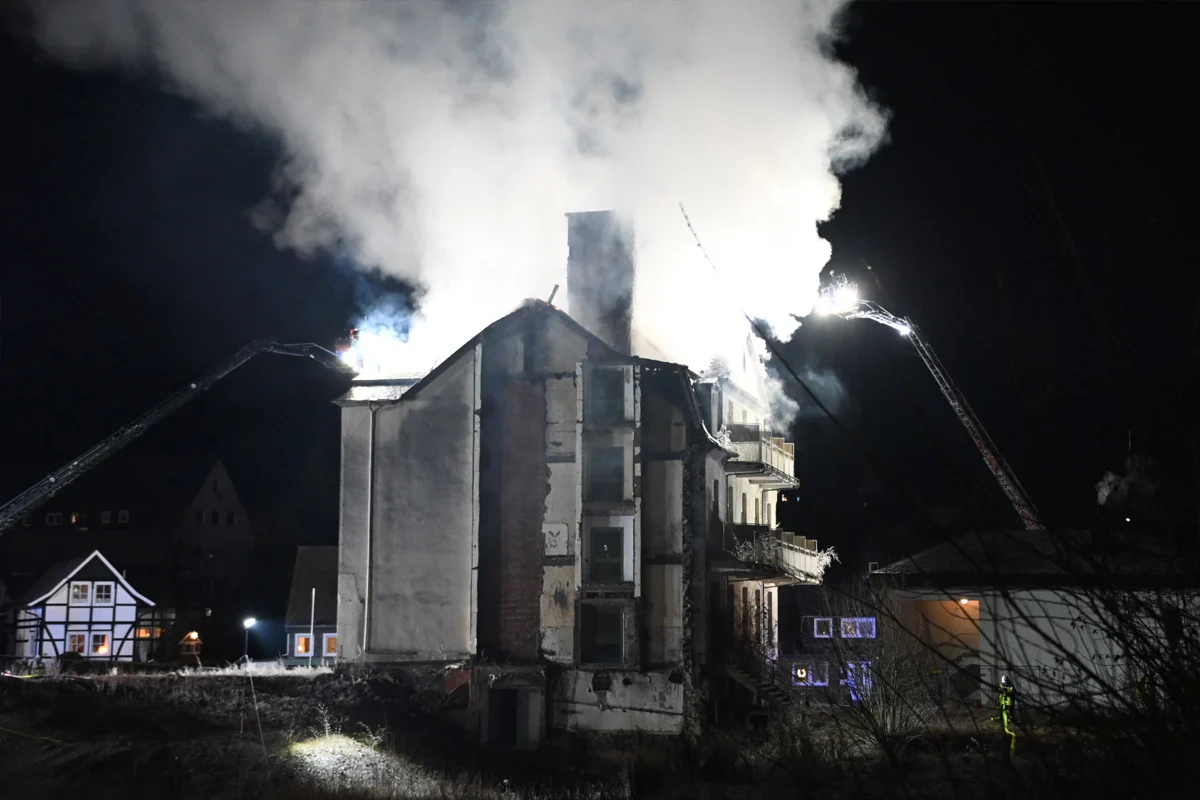 Olsberg – Dachstuhlbrand zerstört ehemaliges Krankenhaus