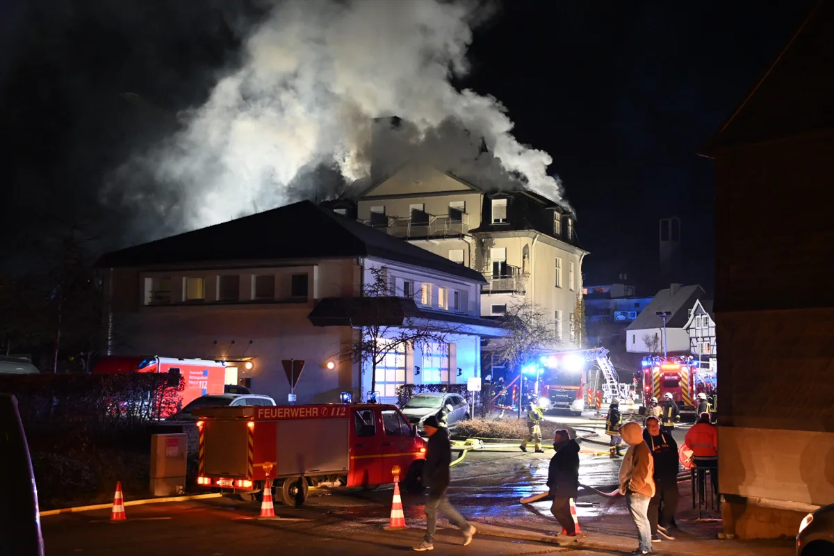 Olsberg – Dachstuhlbrand zerstört ehemaliges Krankenhaus