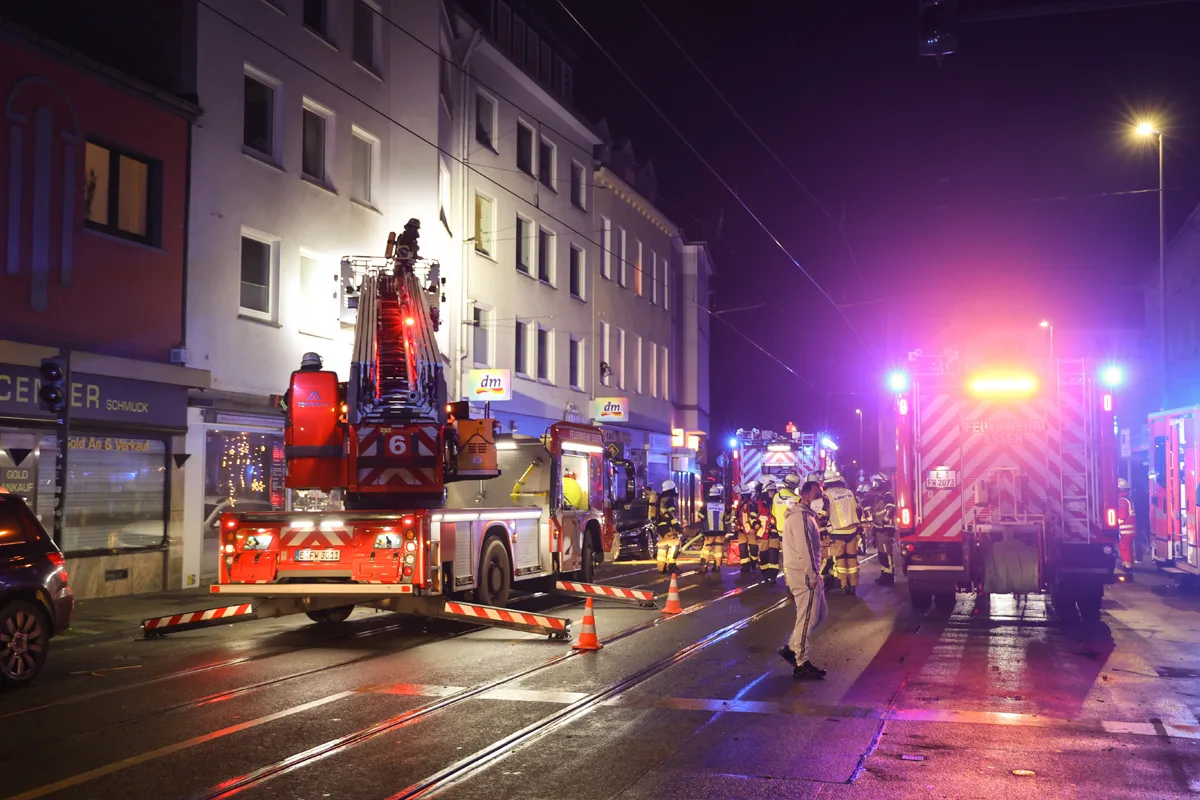 Essen – Rakete setzt Wohnung in Brand – Anbau in Flammen