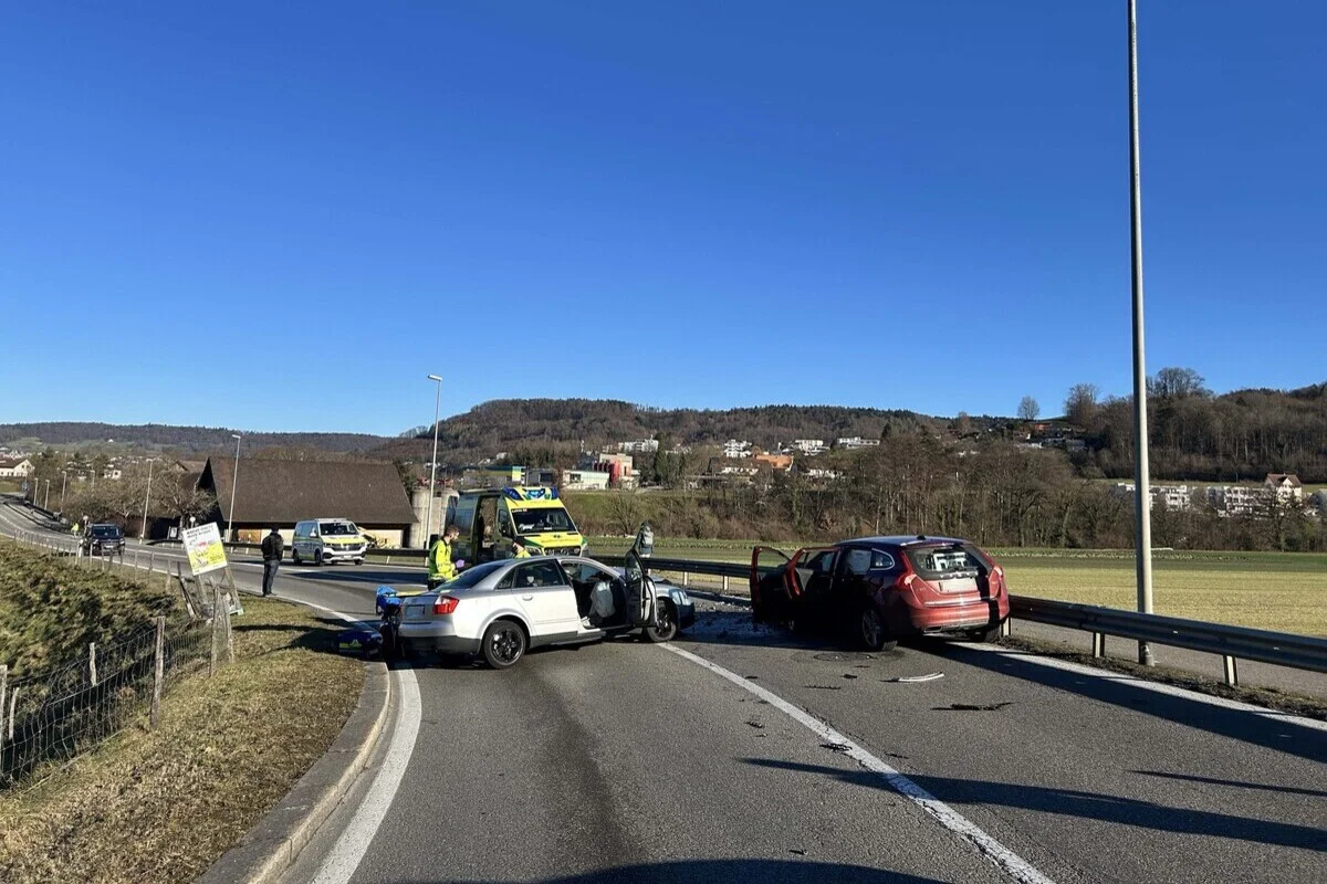Unfall in Windisch AG – Lenkerin fährt in Kurve geradeaus