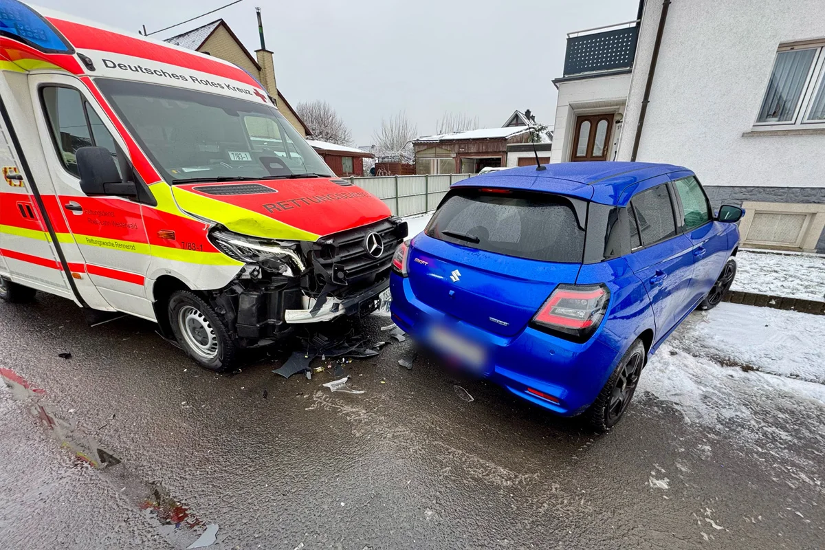 Höhn – Rettungswagen kollidiert mit Pkw auf Einsatzfahrt