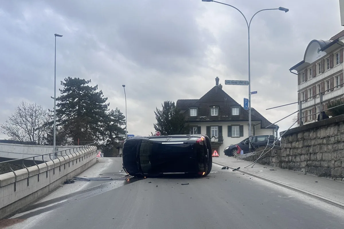Herisau AR –  Lernfahrerin stürzt mit Auto bei Unfall über Mauer