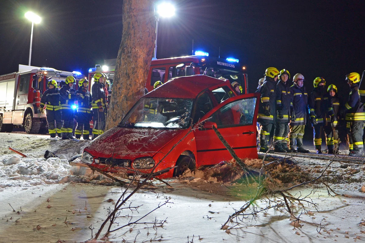 Heinreichs – Auto prallt bei schwerem Unfall gegen Baum