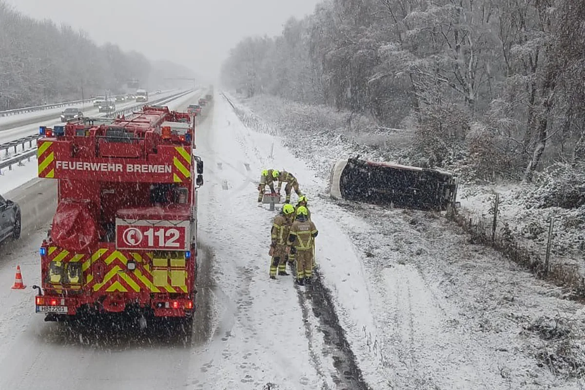 A27 Bremen – Feuerwehrfahrzeug bei Glätteunfall verunglückt