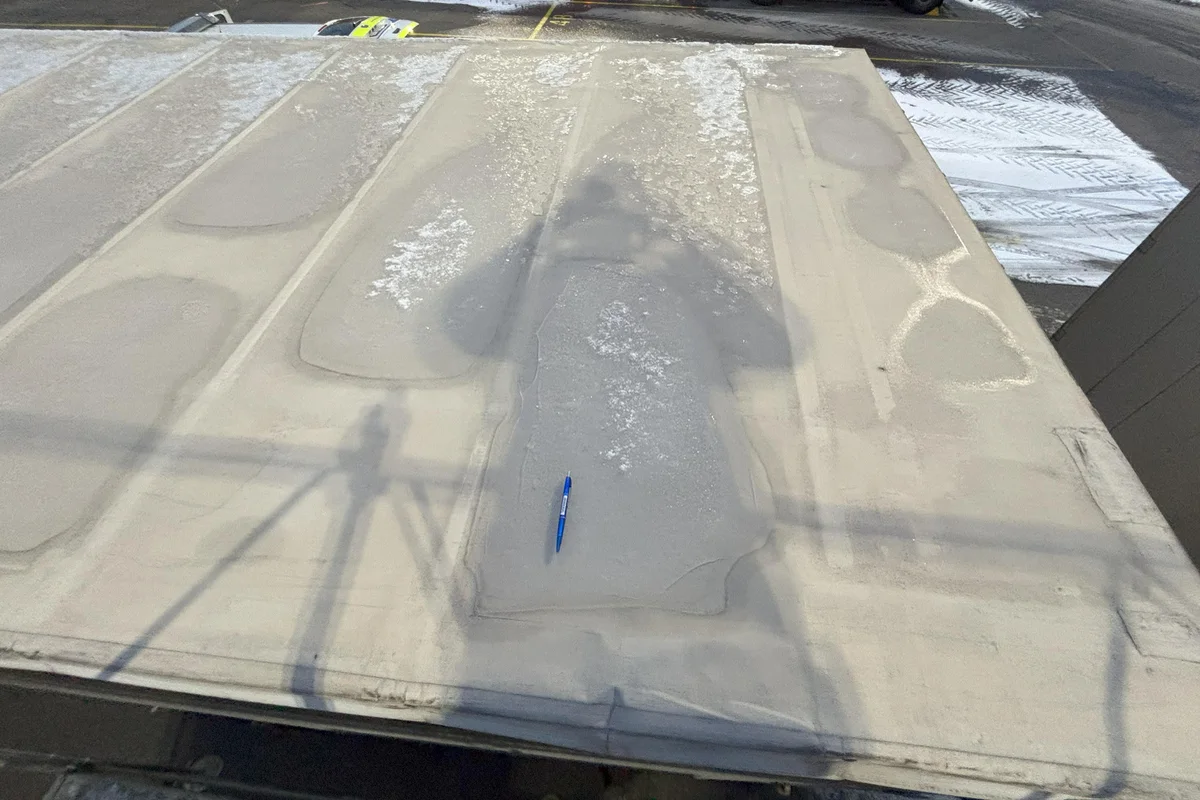 Lenzburg AG – Eisschollen auf Fahrzeugdächern