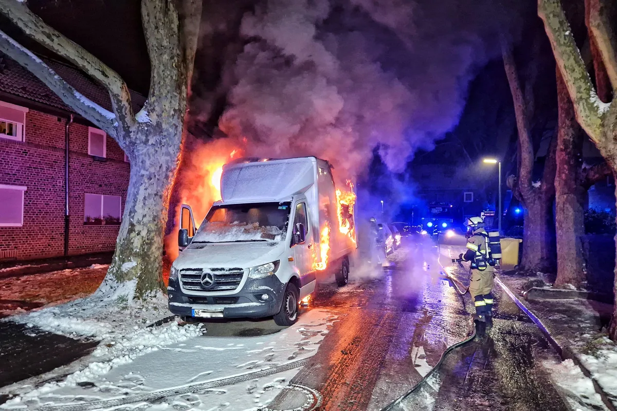 Neuss – Kleinlaster bei Brand zerstört