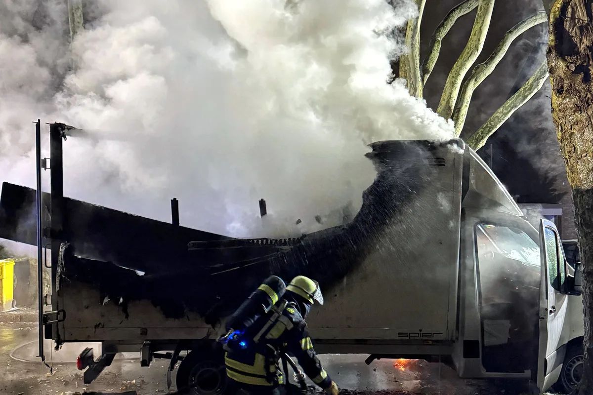 Neuss – Kleinlaster bei Brand zerstört