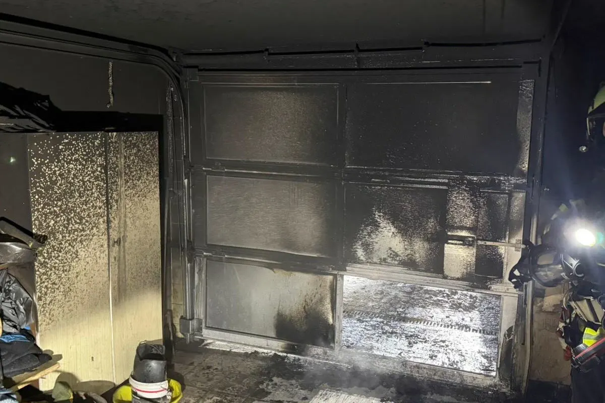 Buchkirchen – Mülltonne löst Brand in Garage aus