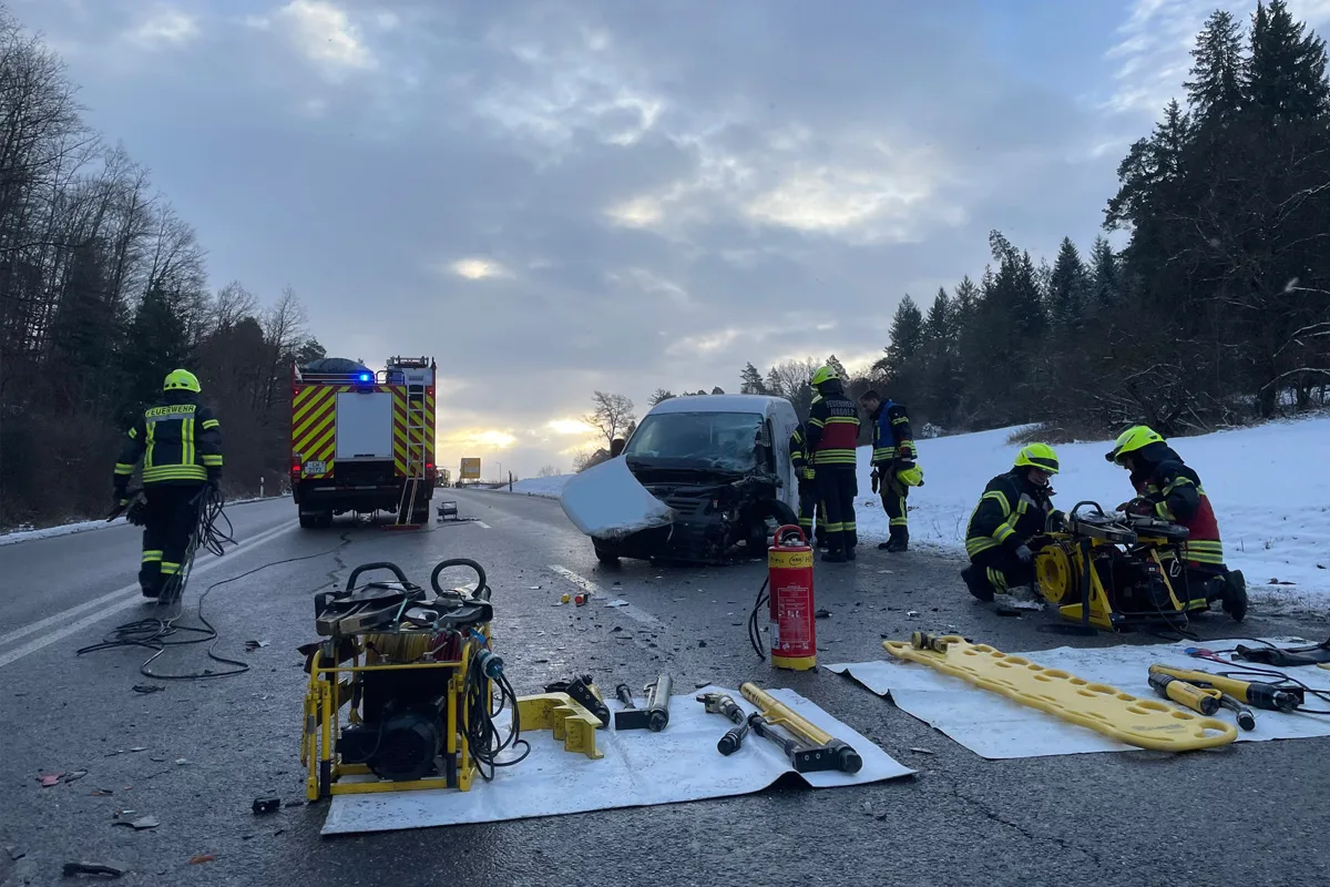 Nagold – Autofahrer bei Unfall mit Lkw lebensgefährlich verletzt