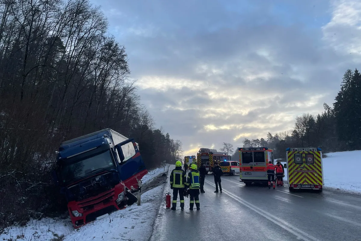 Nagold – Autofahrer bei Unfall mit Lkw lebensgefährlich verletzt