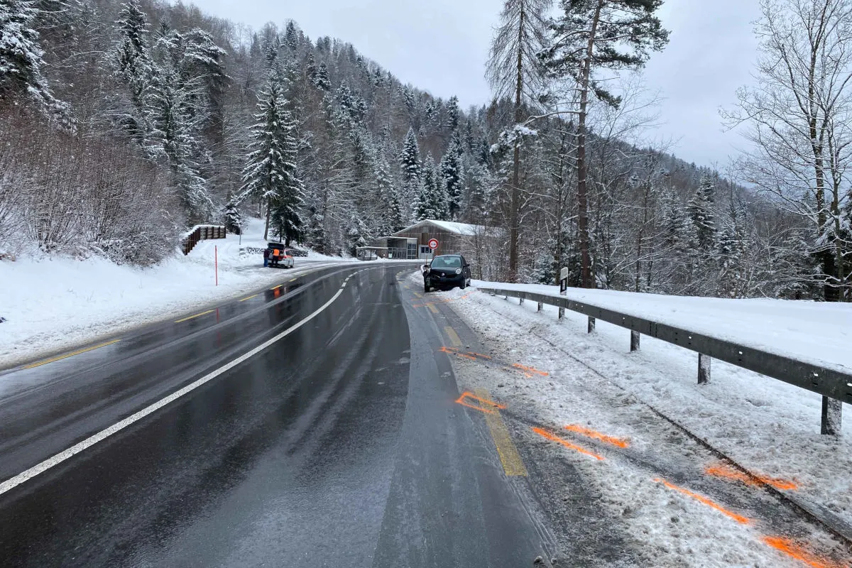 Mehrere Unfälle durch Schnee im Kanton Zug