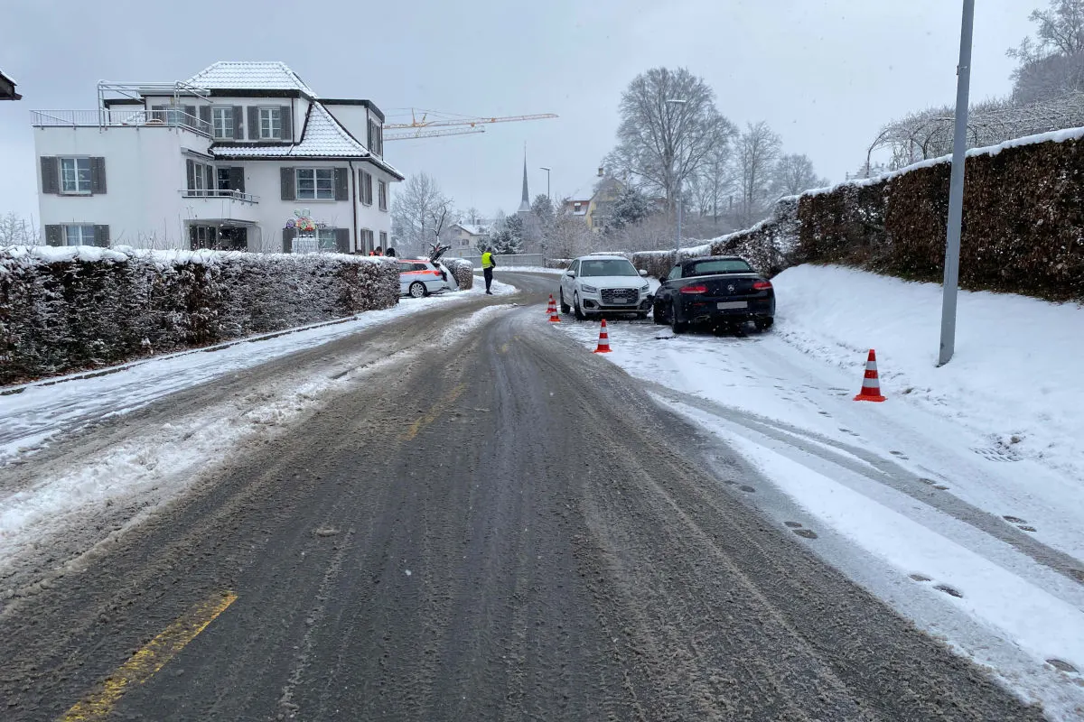 Mehrere Unfälle durch Schnee im Kanton Zug