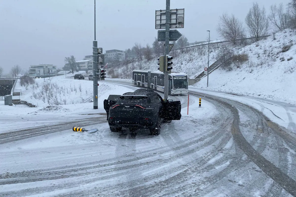 Mehrere Unfälle durch Schnee im Kanton Zug