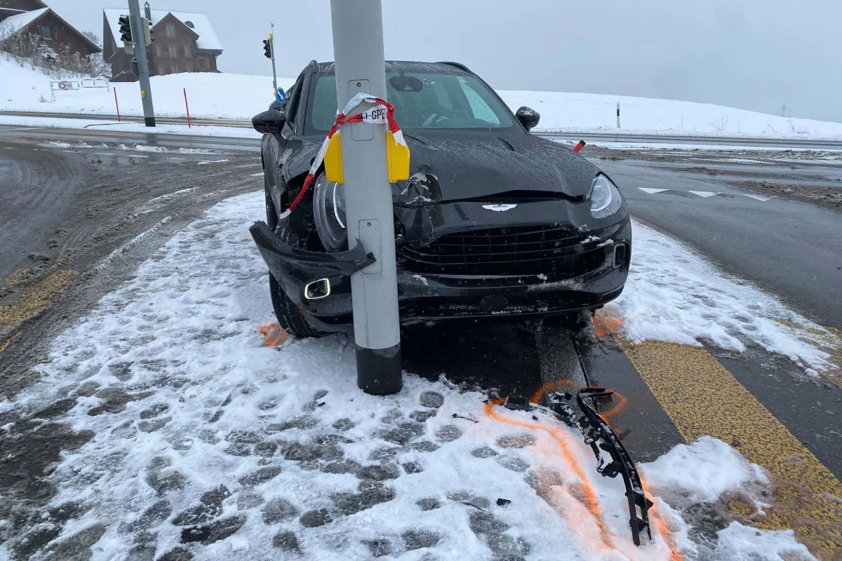 Mehrere Unfälle durch Schnee im Kanton Zug
