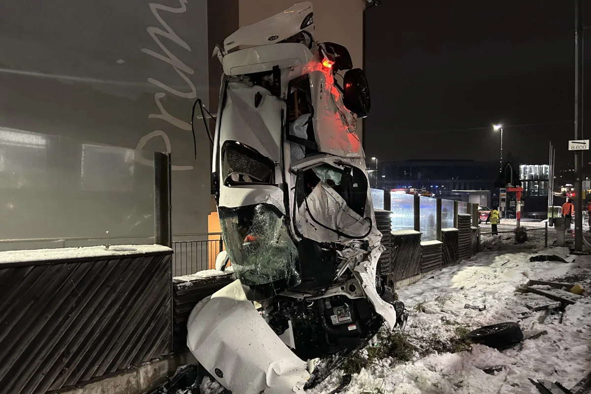 Wollerau SZ – Auto auf Bahnübergang von Zug erfasst