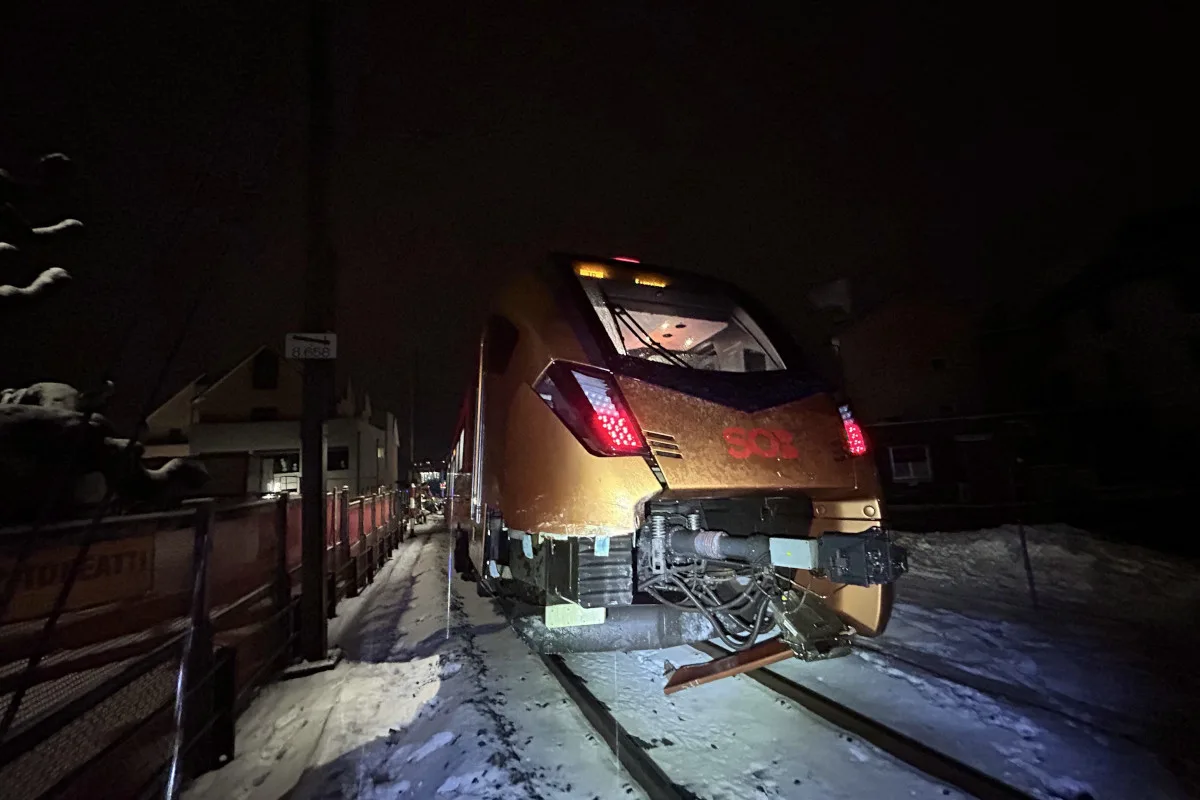 Wollerau SZ – Auto auf Bahnübergang von Zug erfasst