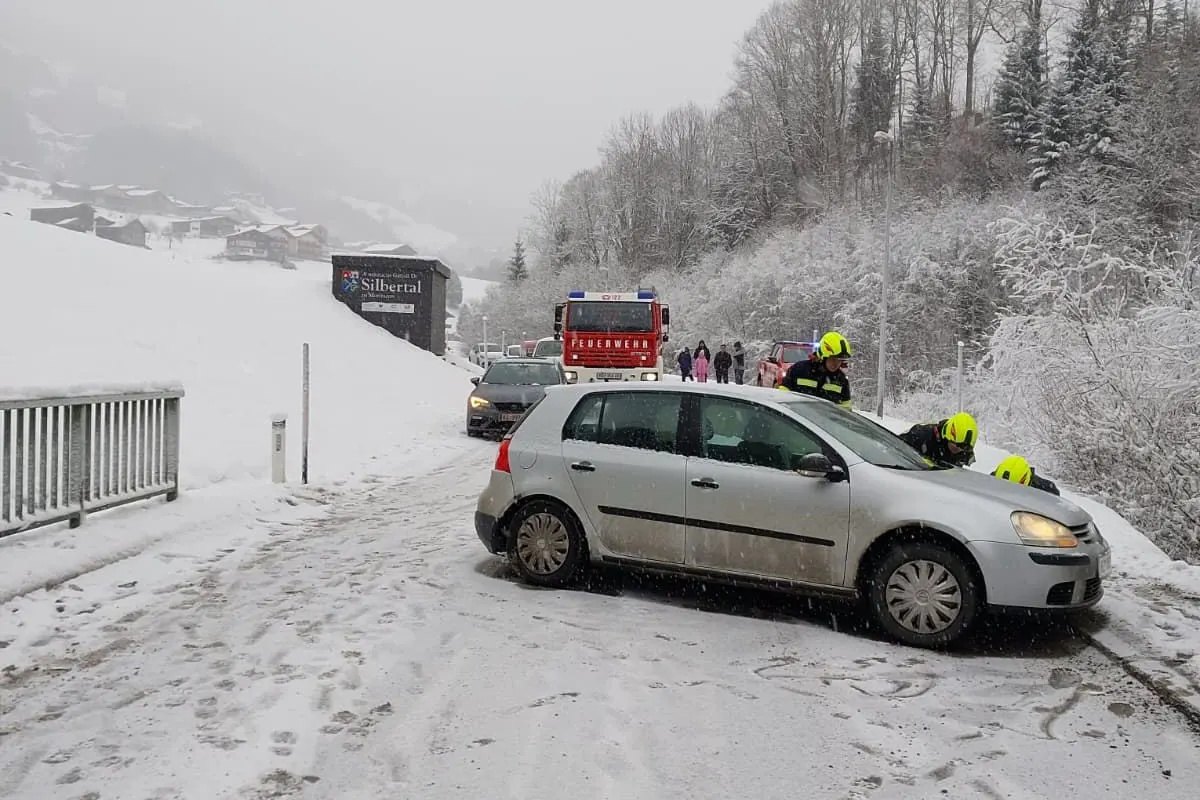 Silbertal – Fünf Verletzte bei Unfall auf schneebedeckter Fahrbahn