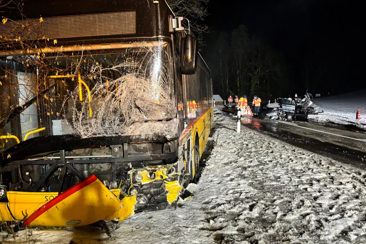 Hüttwilen TG – Schwerer Unfall zwischen Pkw und Postauto
