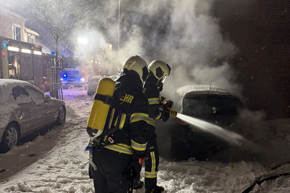 Aurich – Auto brennt auf Parkplatz aus