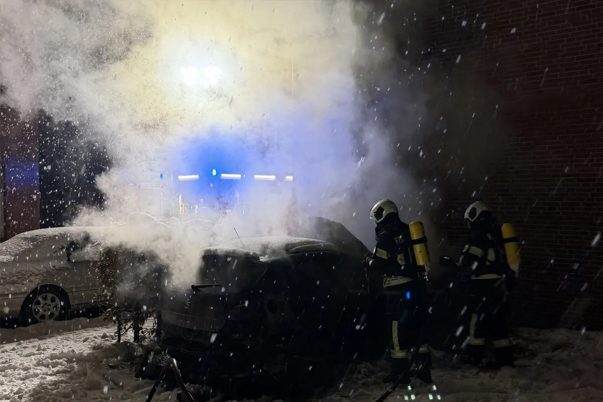 Aurich – Auto brennt auf Parkplatz aus