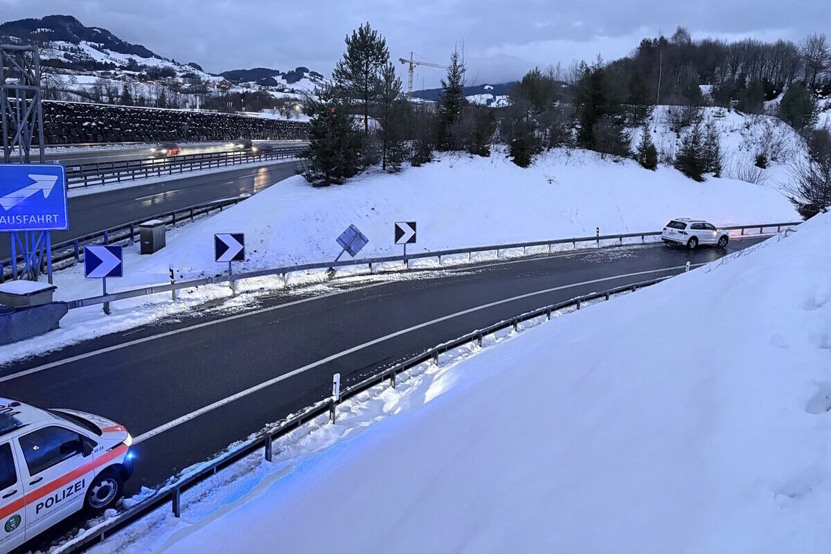 Kanton St. Gallen – Glatteis führt zu Unfällen auf der A15