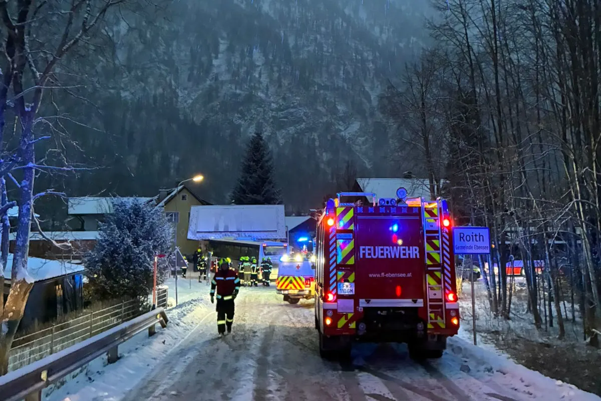 Unfall in Ebensee – Bus prallt gegen Garagenmauer