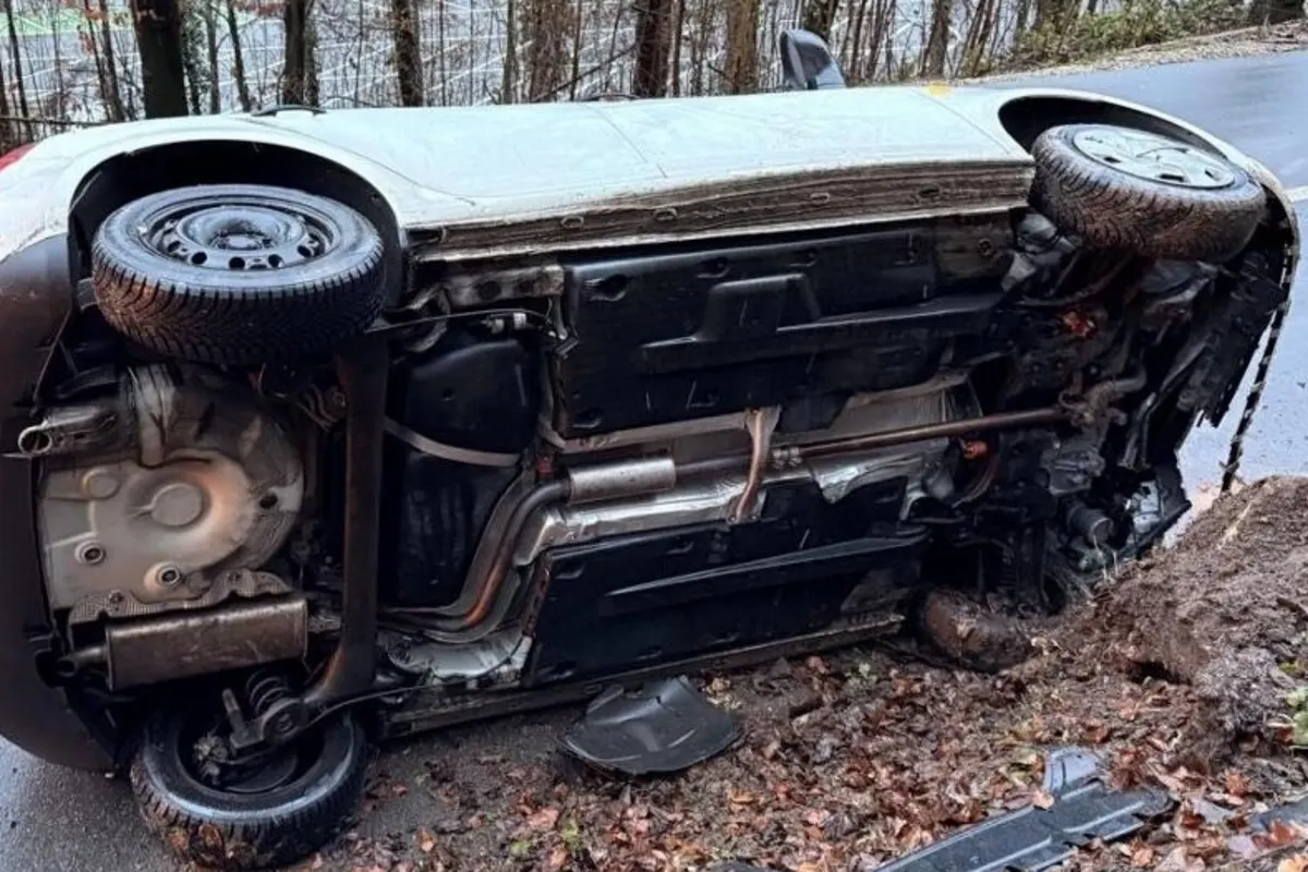Neuhausen am Rheinfall SH – Unfall auf vereister Fahrbahn