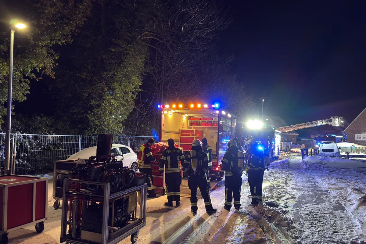 Aurich – Brand von Carport und Elektroautos