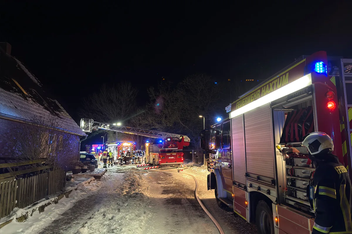 Aurich – Brand von Carport und Elektroautos